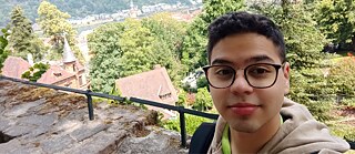 Foto von Alberto Gámez vor grüner Landschaft